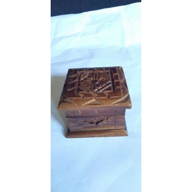 Box tempat cincin ukiran kayu