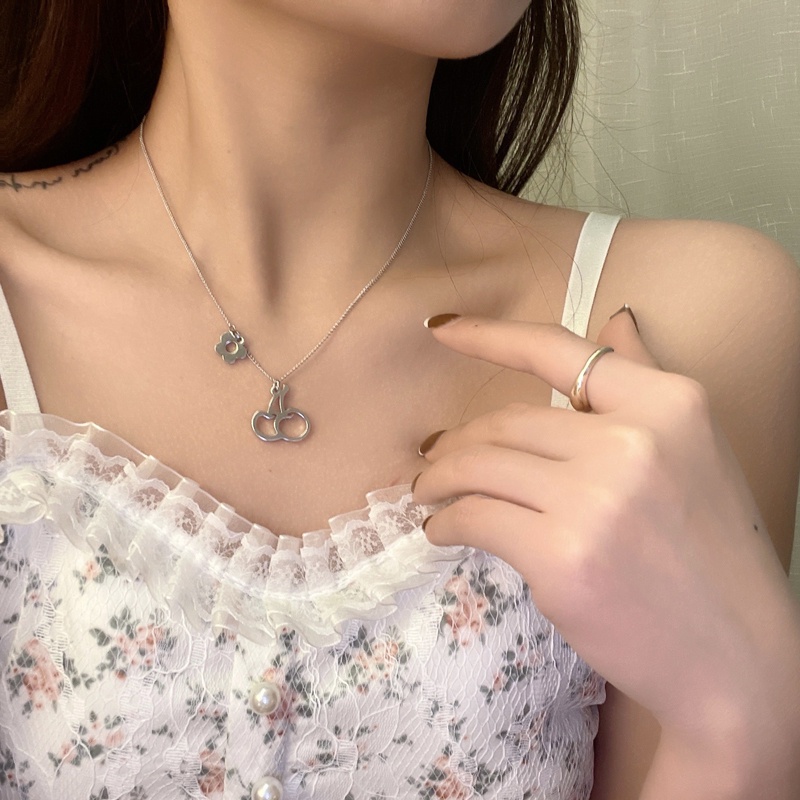 Kalung Rantai Dengan Liontin Bunga Sakura Trendy Untuk Wanita