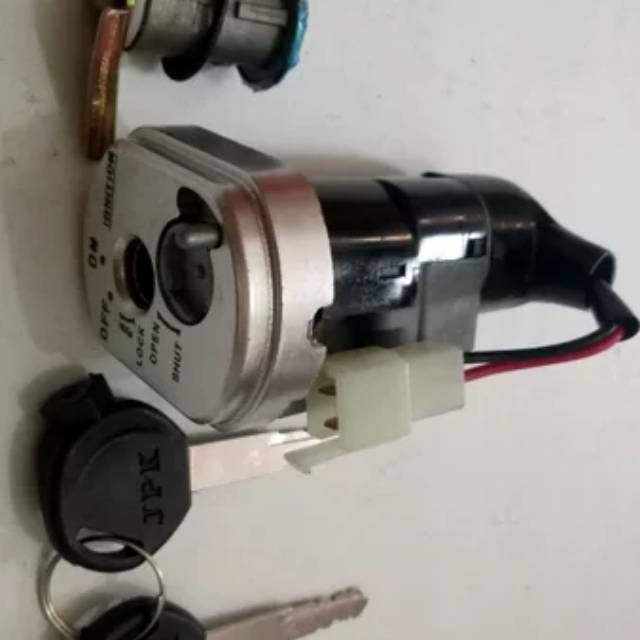 Kunci kontak 1 set plus kunci jok motor blade