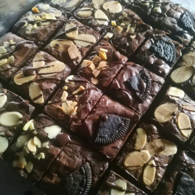 

BROWNIES fudgy shiny
