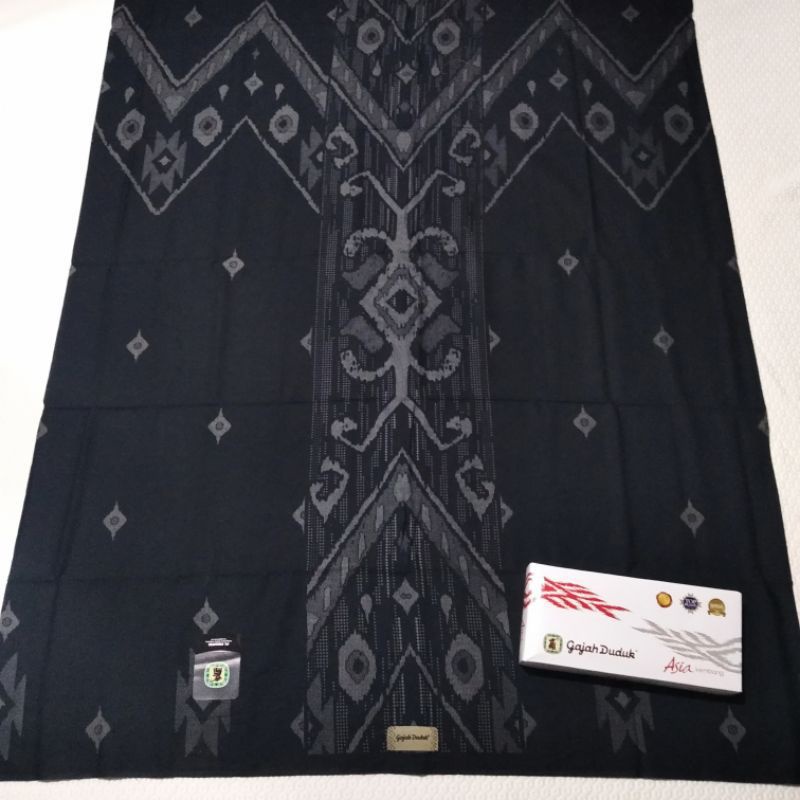 Sarung dewasa hitam motif merk sarung Gajah Duduk, Wadimor