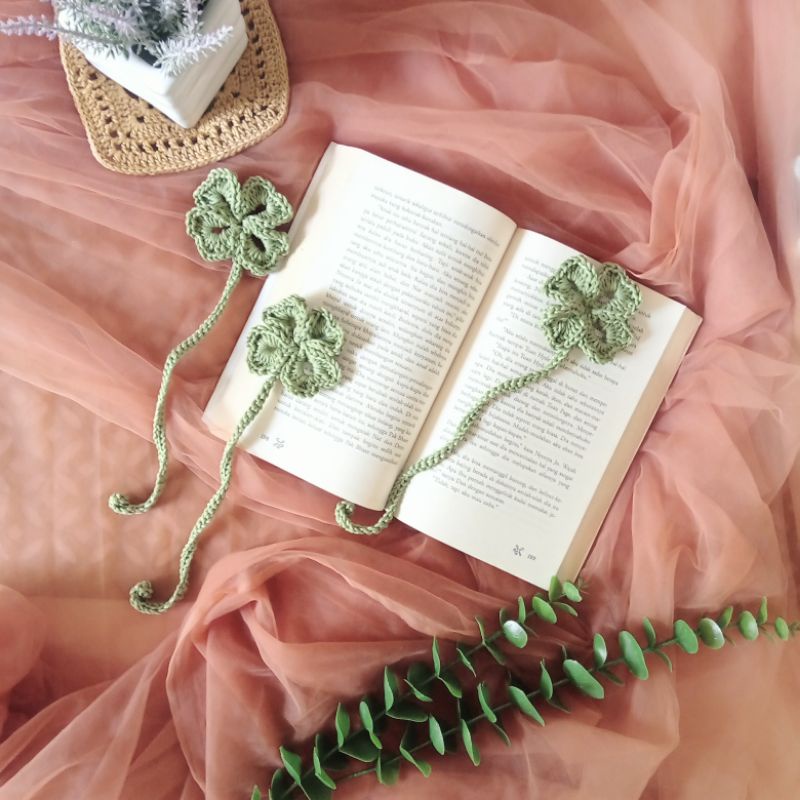 

Pembatas buku Bookmark Clover Heart rajut lucu unik