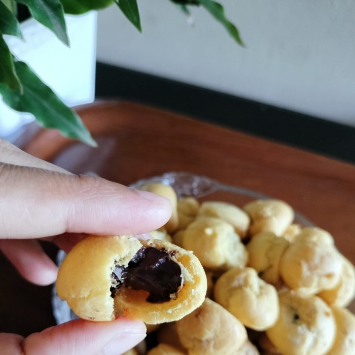 

Kue Soes Cokelat - Kue Sus Kering Coklat 500gram - Sus Kering Cokelat Lumer