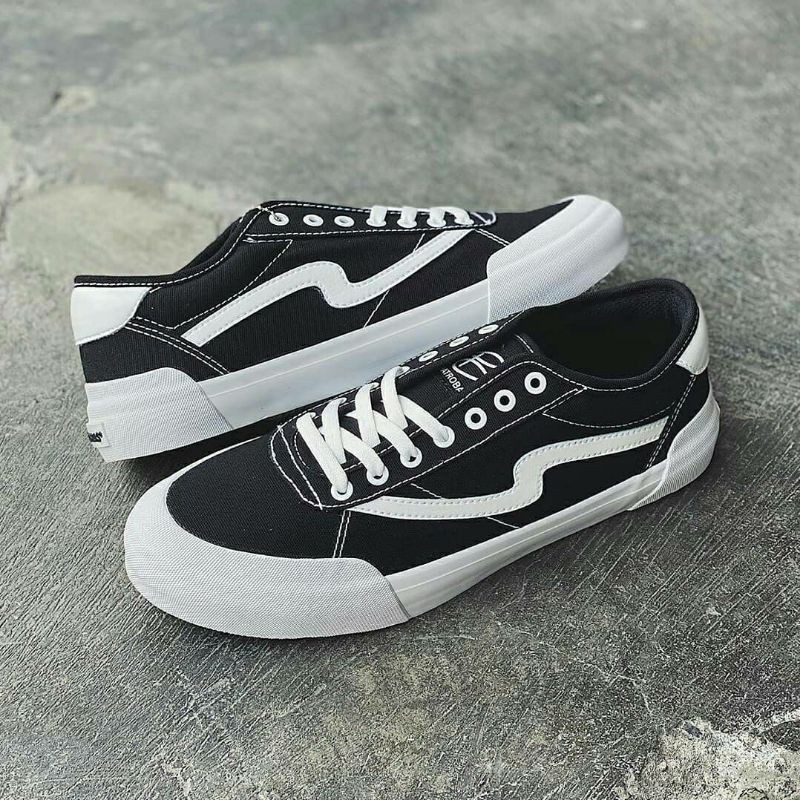 Patrobas Ivan Black White Low