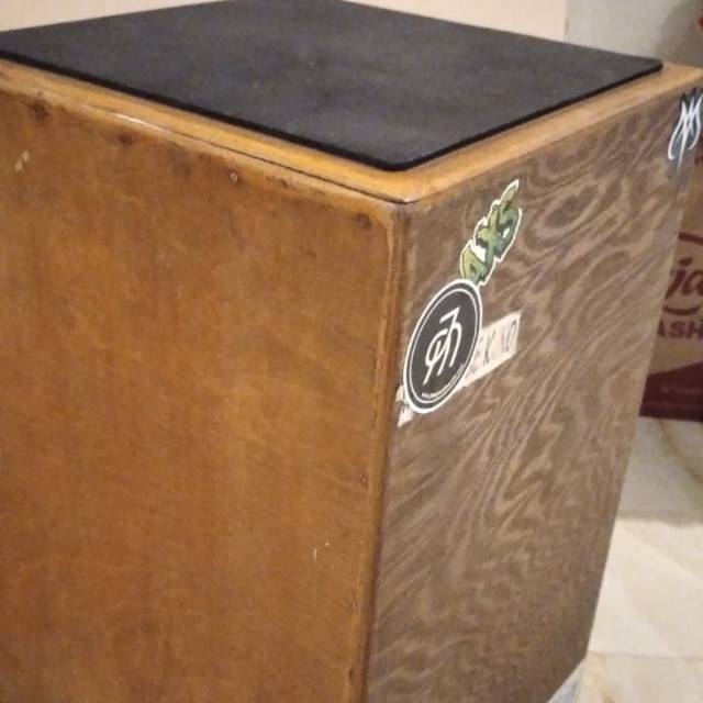 Drum box-cajon