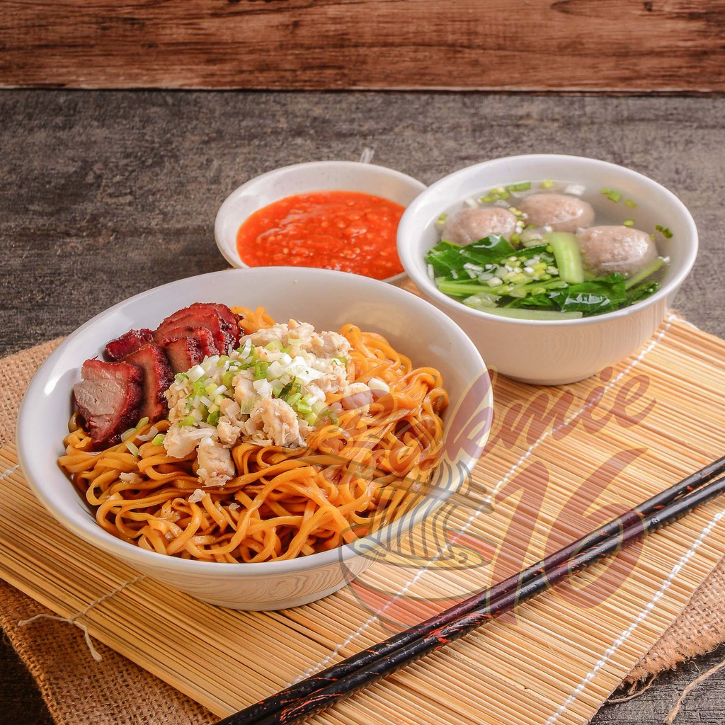 

Mie Yamien Toping Charsiu dan Baso Homepack Bandung