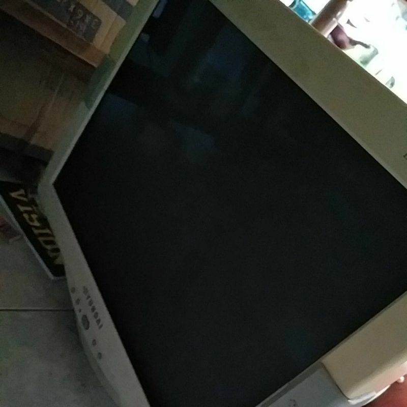 Monitor tabung hyundai q770