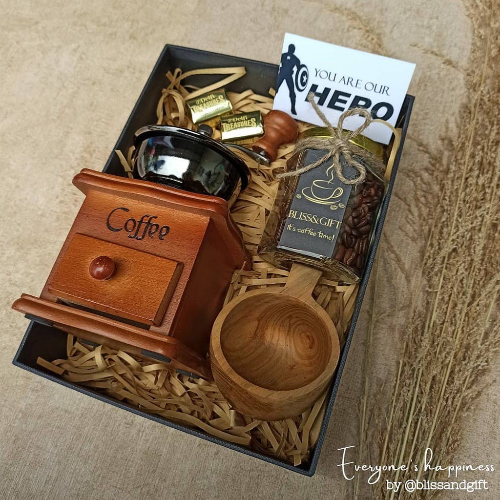 

Blissbox Coffe Time Classic (Hampers/Gift Box /Kado UlTah/Kado Wisuda/Kado Anniversary/Souvenir)