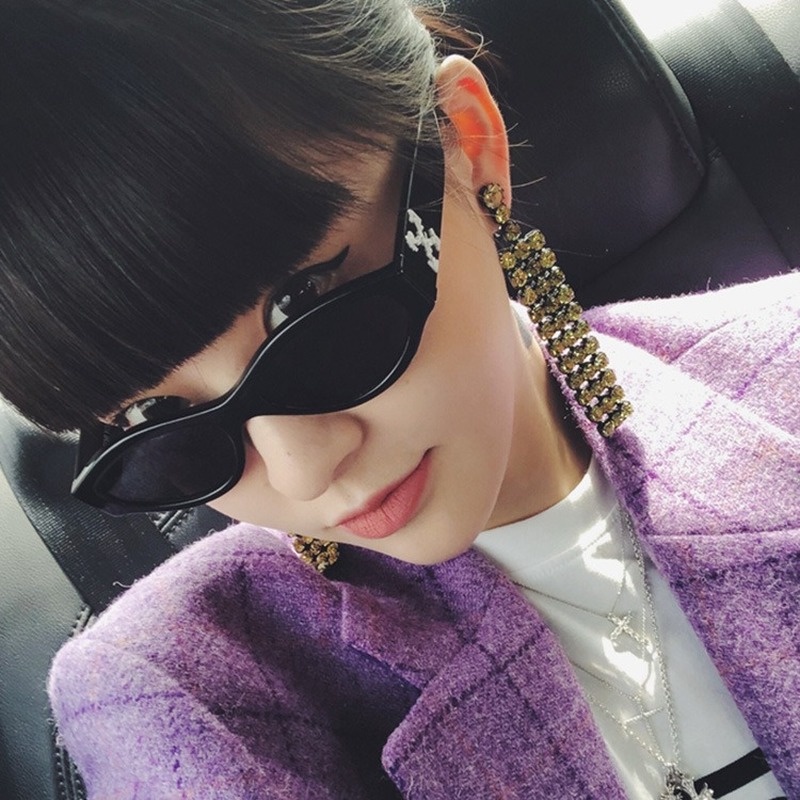 (YUZHU) Vintage Fashion Mata Kucing Bingkai Kecil Kacamata Hitam Mode Barat Oval Bingkai Kerai Sunglasses