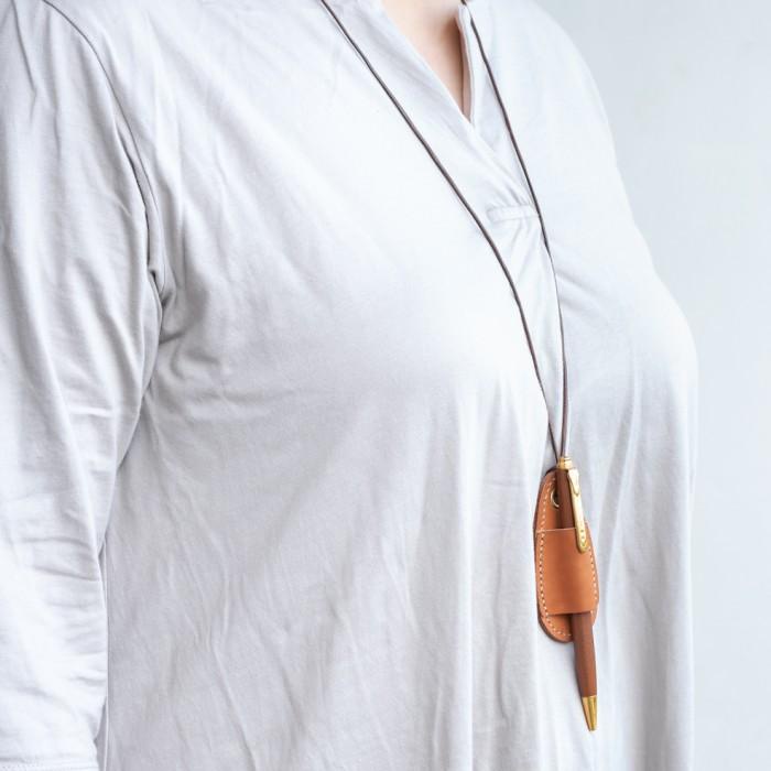 

Brighton Pen Necklace, Pulpen Tali Kulit, Gantungan Pen, Pen Kalung