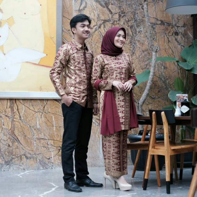 SET COUPLE BATIK SONGKET PRADA SARUNG MAROON (KEMEJA, ROK, ATASAN SONGKET DAN FREE SLENDANG)