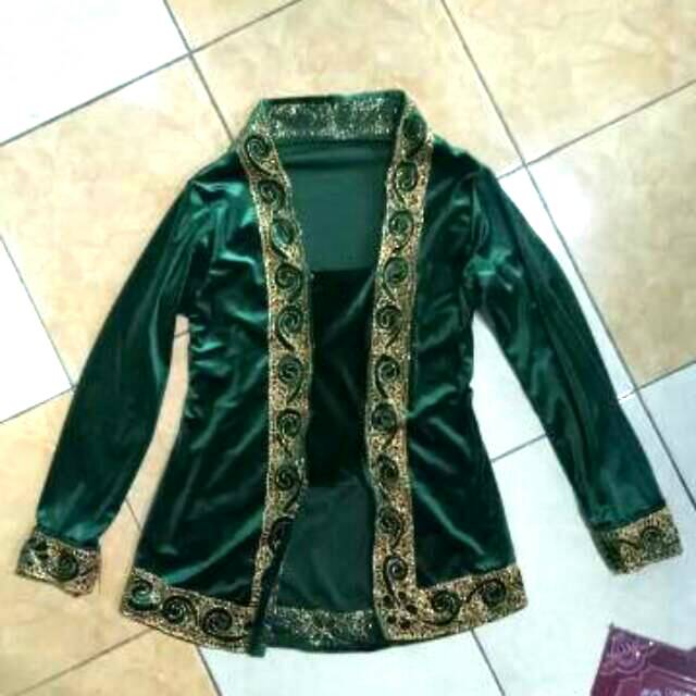 Kutubaru bludru hijau bordir lingkar dada 80