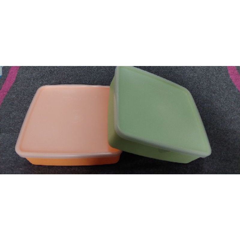 kotak makan tupperware