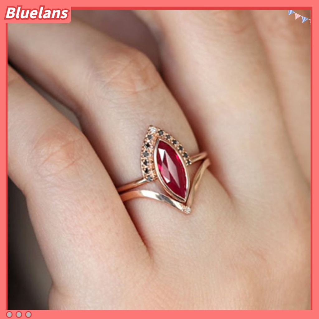 Bluelans 2 Pcs / Set Cincin Kristal Berlian Imitasi Prismatik Merah Bahan Alloy Gaya Retro Untuk Pasangan