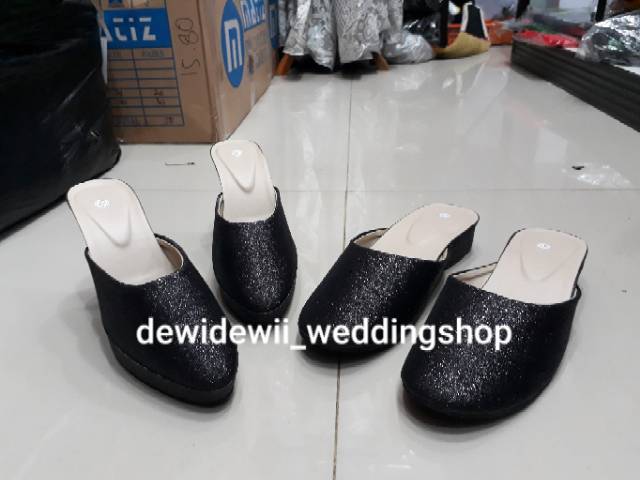 Dua pasang selop gliter pengantin, warna hitam