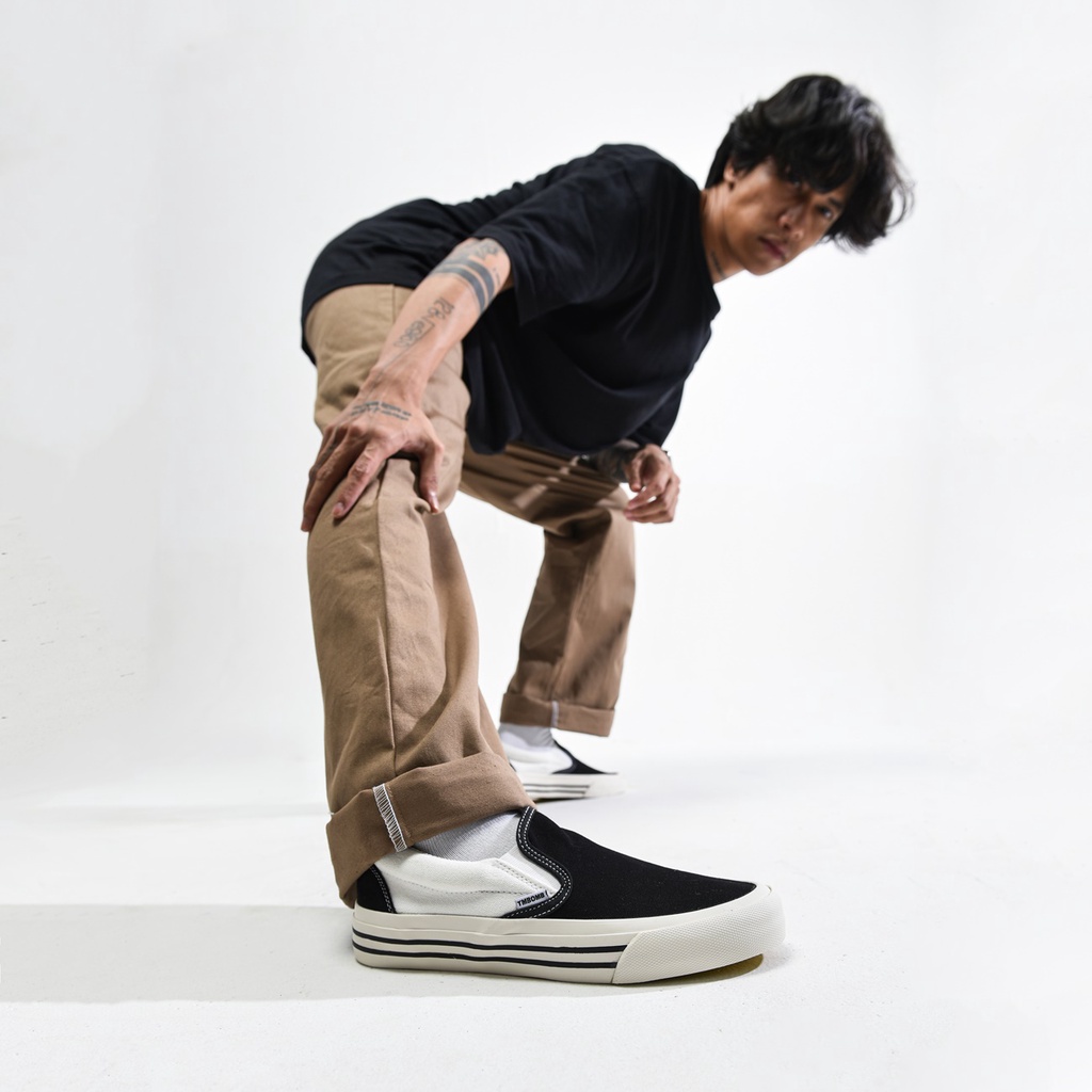 SEPATU TIMEBOMB VULCANIZED | SLIP ON CREAM - BLACK STRIPE