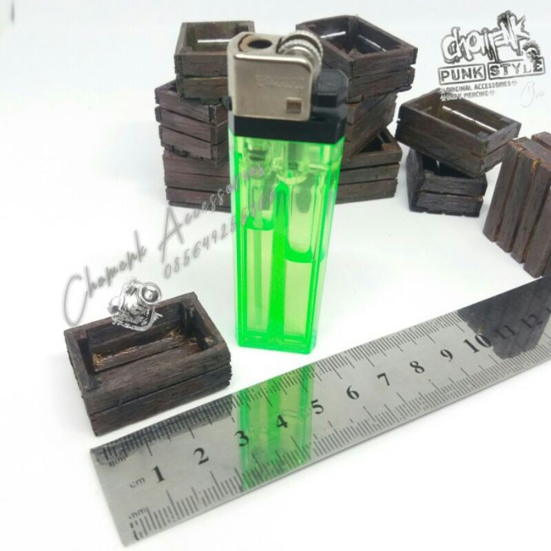 Diorama-miniatur Box kayu lapuk