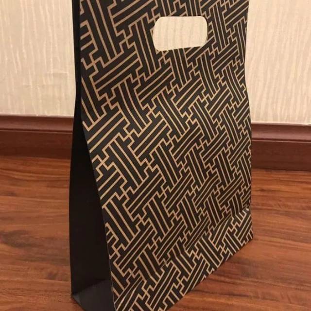 

PAPERBAG POUND MOTIF UK 25X9X34CM / MINIMAL ORDER 20PCS