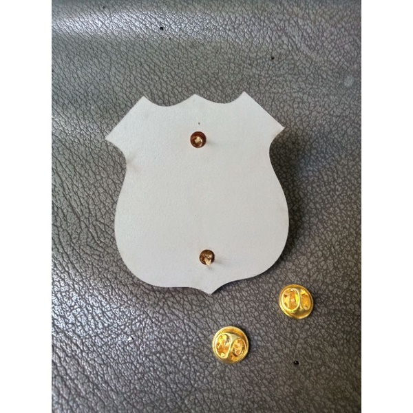 pin kewenangan satpam akrilik warna gold