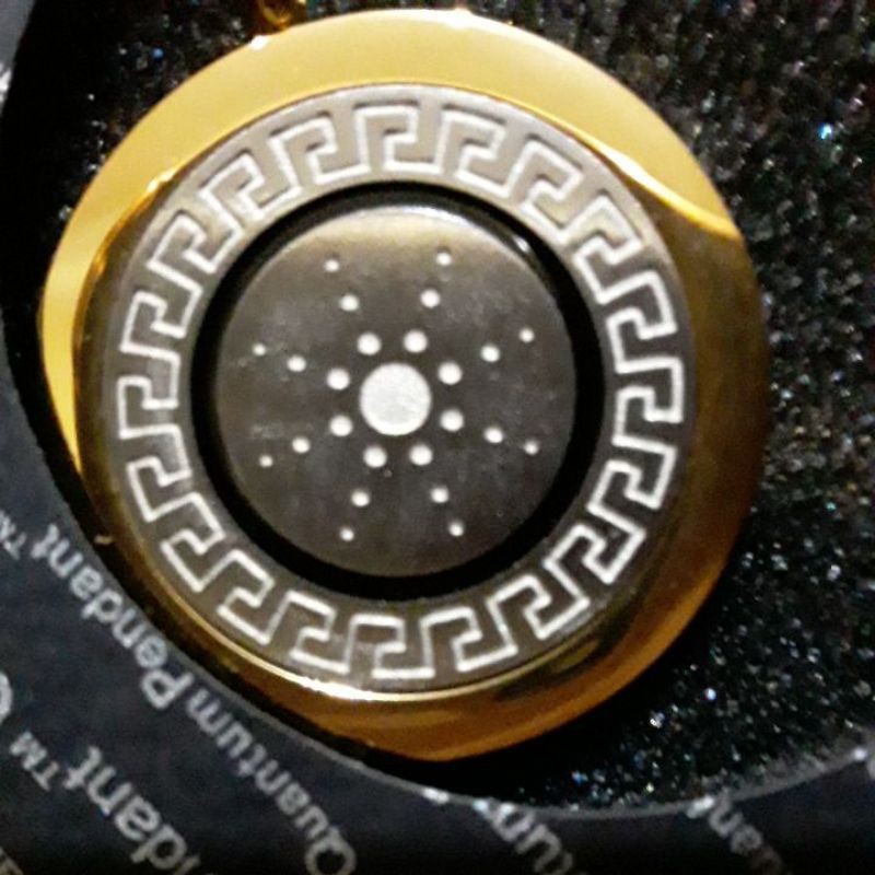 Quantum pendant Gold