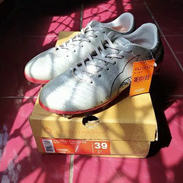 sepatu bola ortuseight second