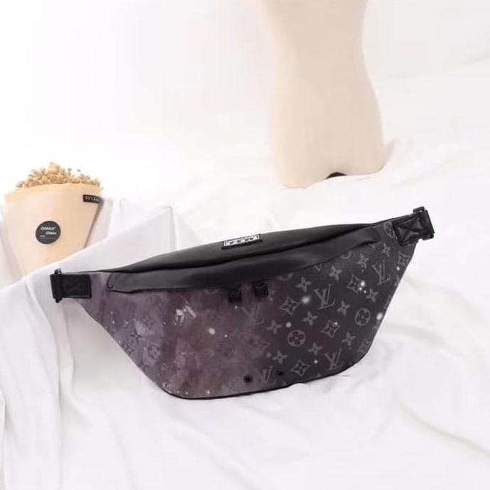 Pengiriman Cepat waistbag pria..> Tas LV Louis Vuitton Discovery Galaxy Bum Bag / Waist bag BANTING