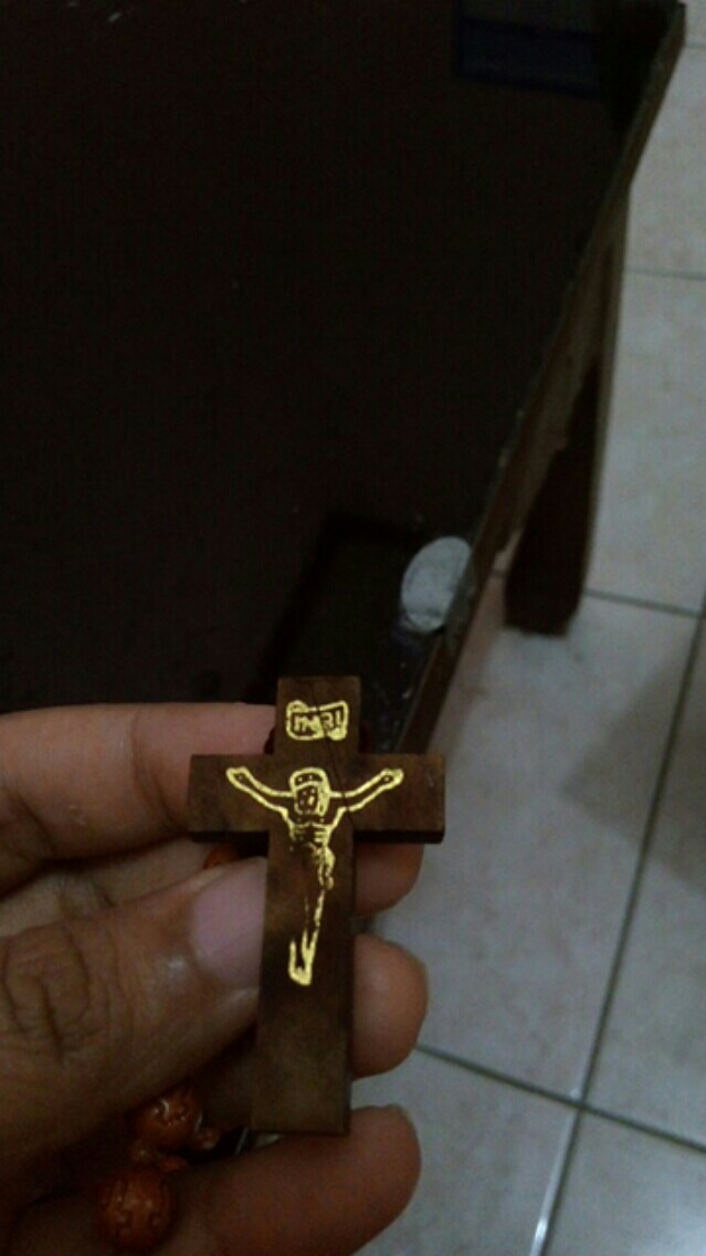 Souvenir Katolik Salib Duduk 15 Cm + Rosario / Salib Meja Katolik / Salib Patng Yesus