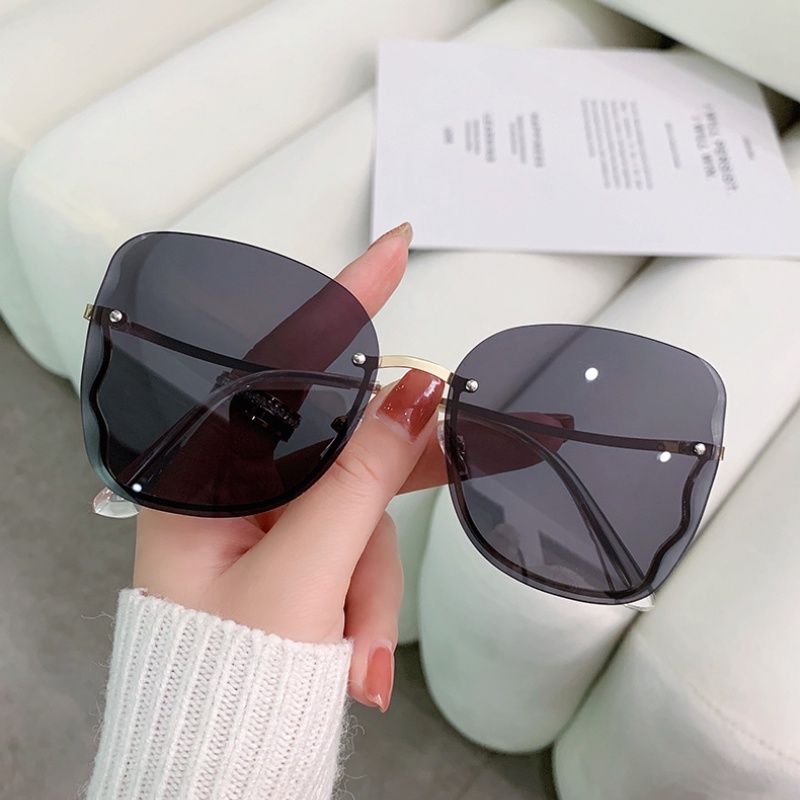 Kacamata Hitam Oversize Rimless Model Butterfly Gradasi Bahan Metal Untuk Wanita