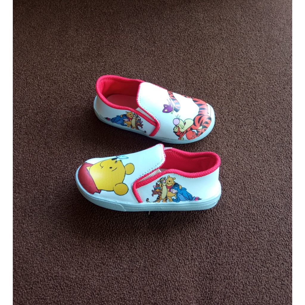 Keyla - Sepatu Slip On Motif Winnie The Pooh Terbaru Dan Trendi - Putih