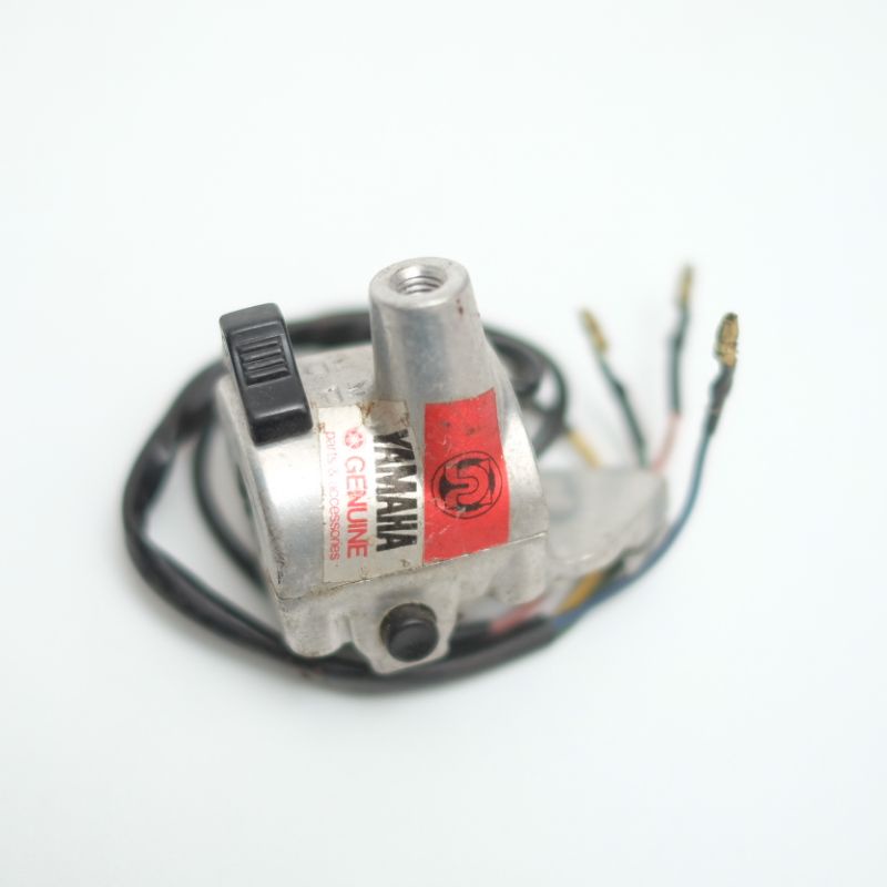 HOLDER SAKLAR KIRI YAMAHA V50 V70 V75 DX ORIGINAL NOS ORI BARU