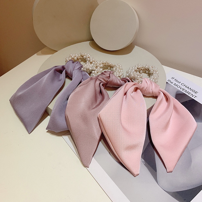 Ikat Rambut Mutiara Aksen Kain Satin Polos Fashion Gaya Korea / Scrunchie Mutiara Satin Polos Import
