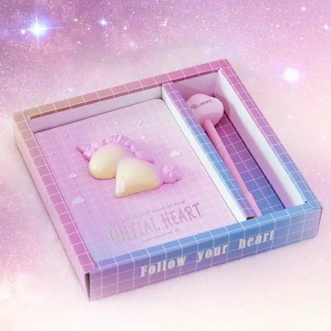

NOTEBOOK PAKET UNI TIMBUL GRADASI PINK BUKU CATATAN ANAK DIARY
