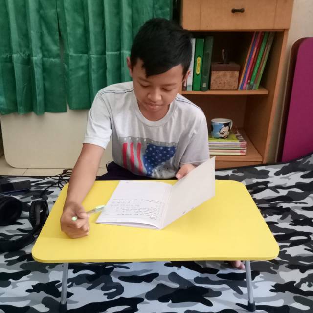 Meja Lipat Belajar Anak Kecil