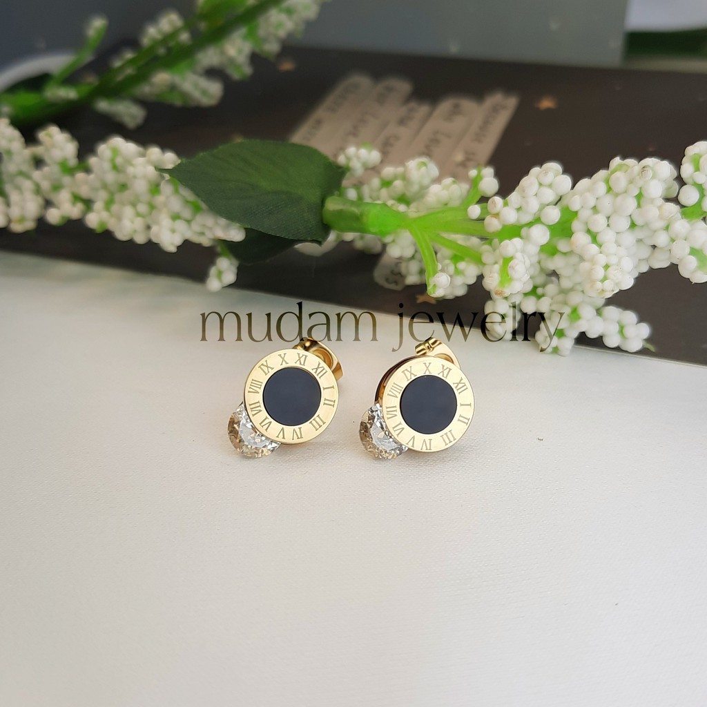 Anting Titanium Stud B&lt;lgr Diamond Huruf Romawi Untuk Wanita Tersedia Warna Rosegold, Gold,  Silver