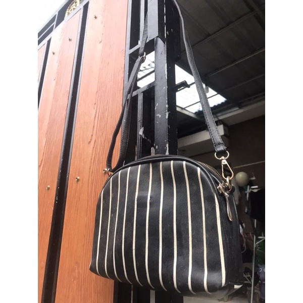 Tas Selempang Wanita Berwarna Hitam Dengan Garis Putih