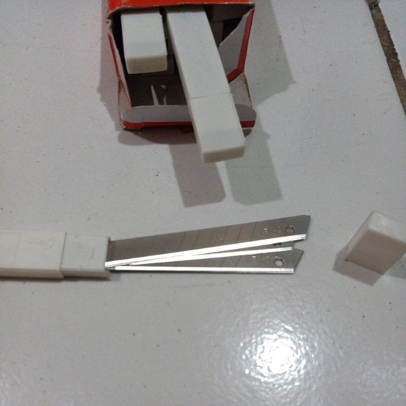 

REFIL ISI CUTTER KECIL MERK KENKO A-100