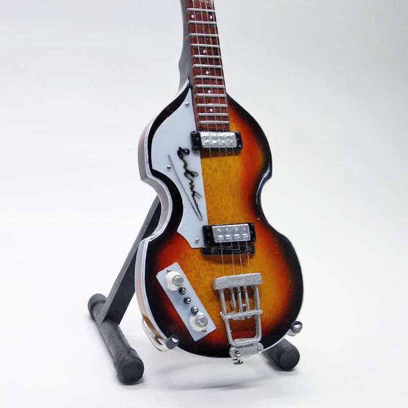 miniatur gitar bass HOFNER hiasan pajangan rak dinding dekorasi rumah aksesoris action figure 1 : 4