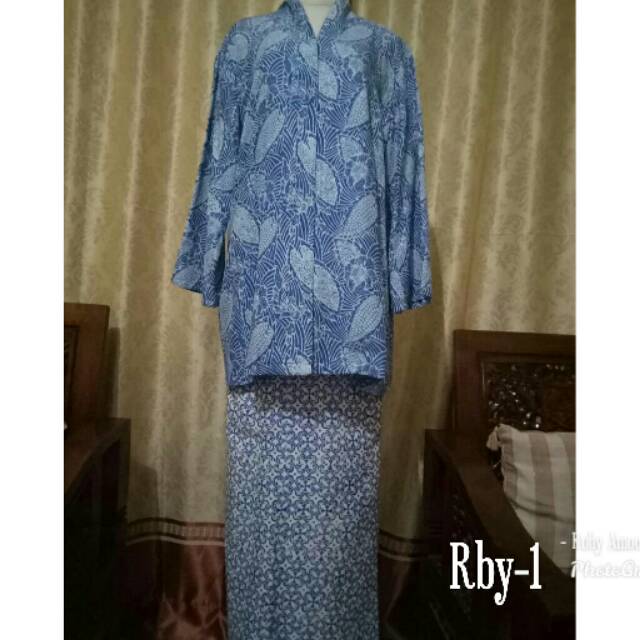 Setelan atasan batik dan rok lilit