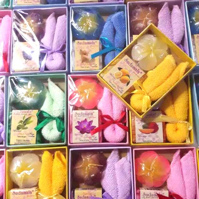 GROSIR ECER SOUVENIR BALI / SOUVENIR PERNIKAHAN /SUVENIR MURAH / PAKET HANDUK LILIN BUNGA & SABUN