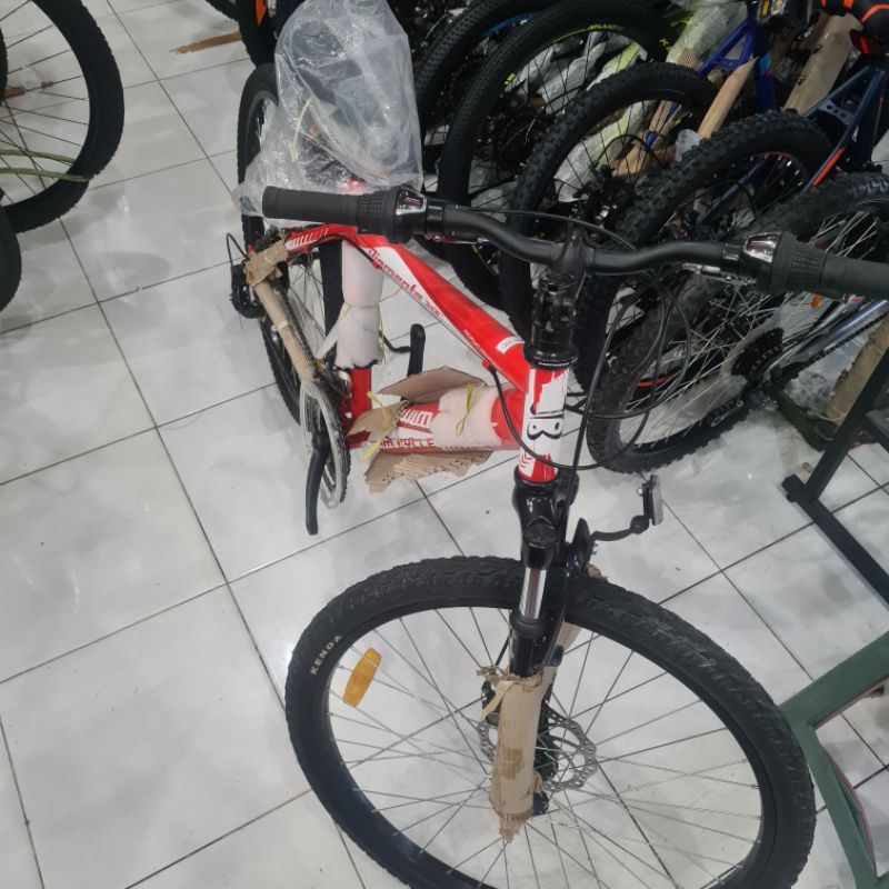 sepeda wimcycle warna merah, body /frame besi ukuran, ukuran 26. diamante xt