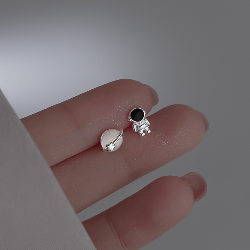 Anting Stud Asimetris Desain Planet Astronot Bahan S925 Silver Gaya Korea Untuk Wanita
