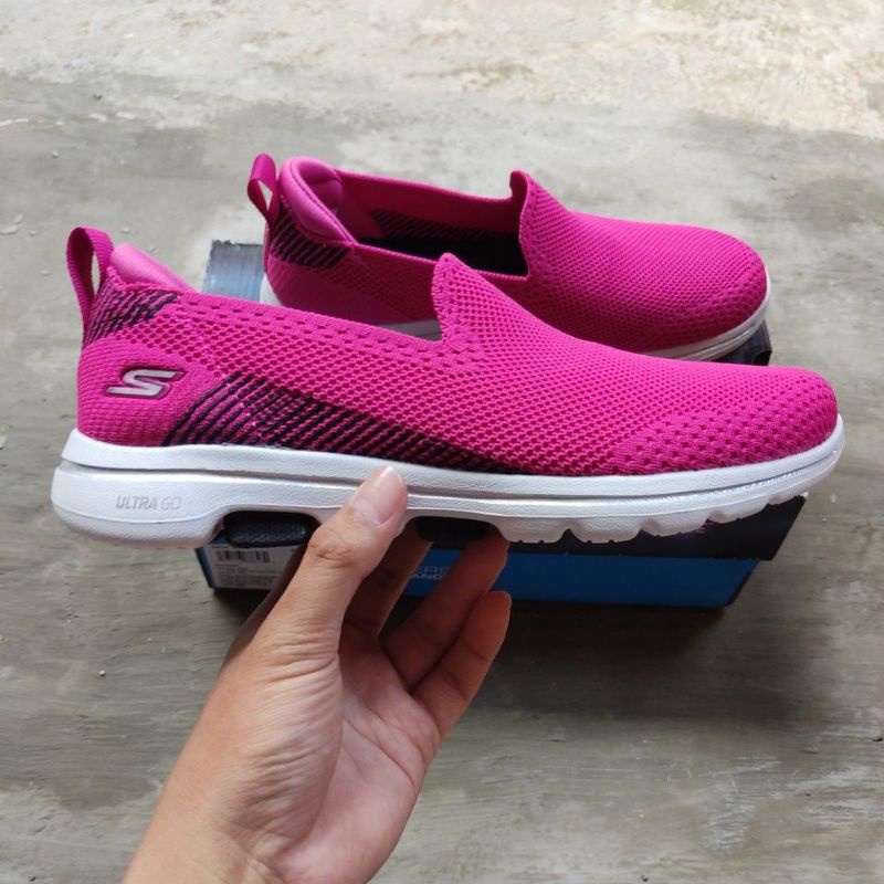 Sepatu Slip On Skechers Wanita Go Walk 5 Prized Pink