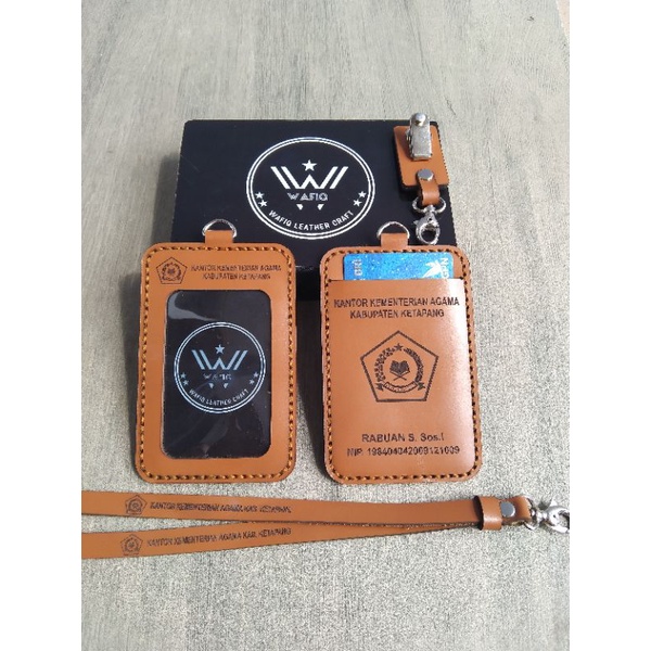 

⭐⭐⭐⭐⭐(TERMURAH DAN BERKUALITAS ) NAME TAG KULIT 100%ASLI KEMENTIAN CUSTOM NAMA & LOGO PERUSAHAAN DAN INTASI ID CARD KULIT ASLI