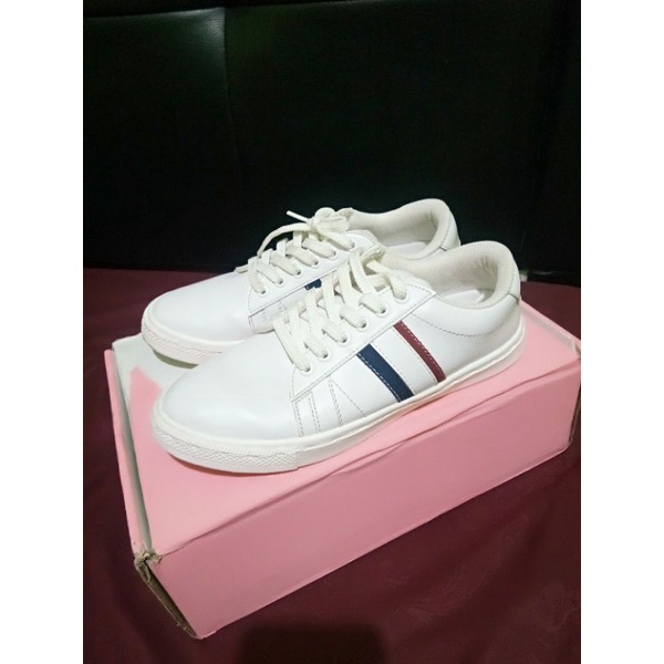 Preloved Sepatu casual wanita cewek MilesAndCo Sexteer / Natara