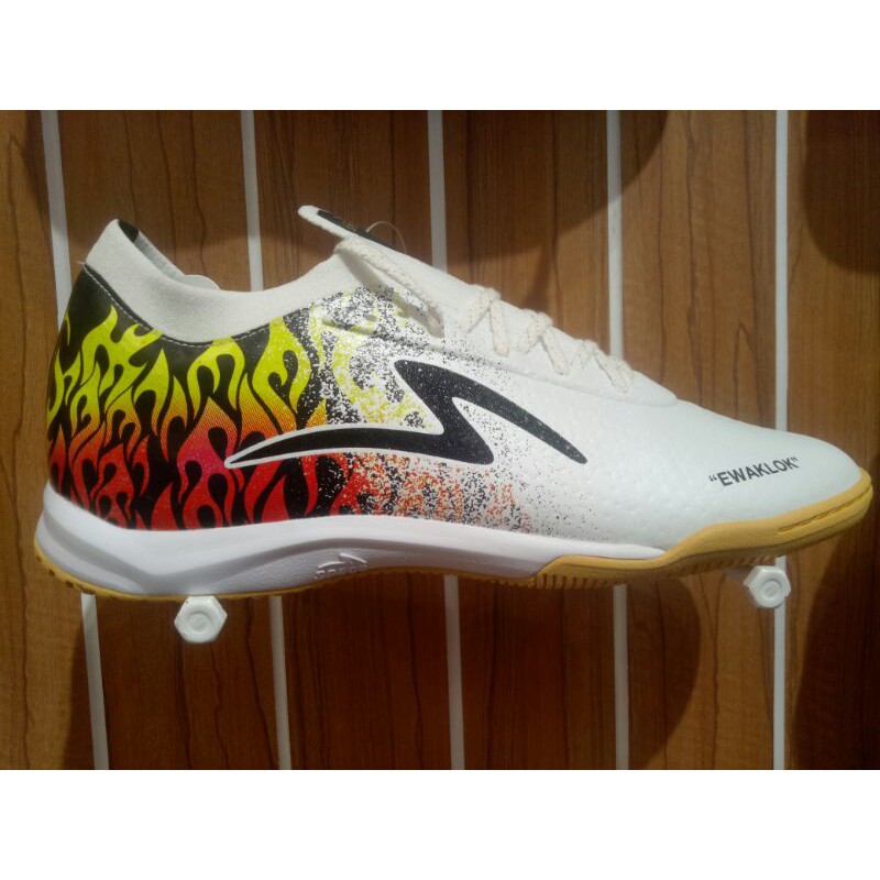Specs Accelerator Light Speed II Klok SE IN White 400917 Ewaklok Sepatu Futsal Original