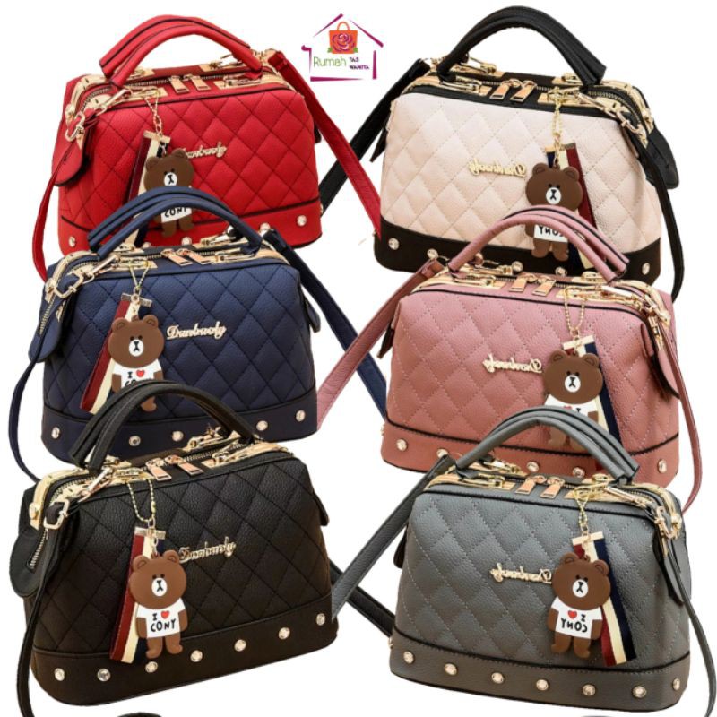Tas Tangan Wanita dengan Bordir Kotak dan Gantungan Mainan Tas Tangan Wanita dengan Bordir Kotak dan Gantungan Mainan