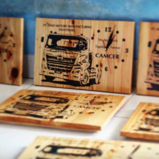 JAM DINDING KAYU CUSTOM HIASAN DEKORASI DINDING UNTUK KADO JAM DINDING KAYU CUSTOM HIASAN DEKORASI DINDING UNTUK KADO