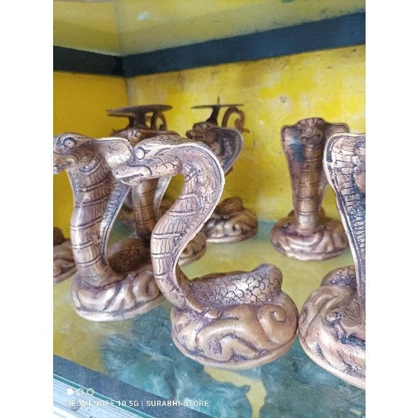 Patung Ular cobra logam