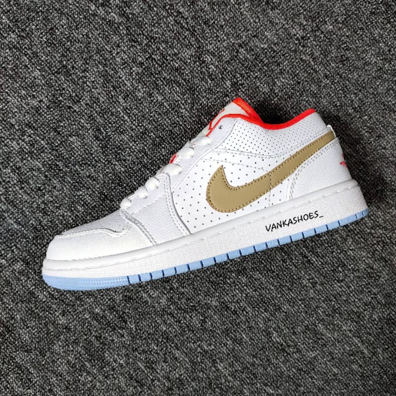 SEPATU WANITA NIKE AIR JORDAN 1 LOW SE SESAME WHITE FLASH CRIMSON