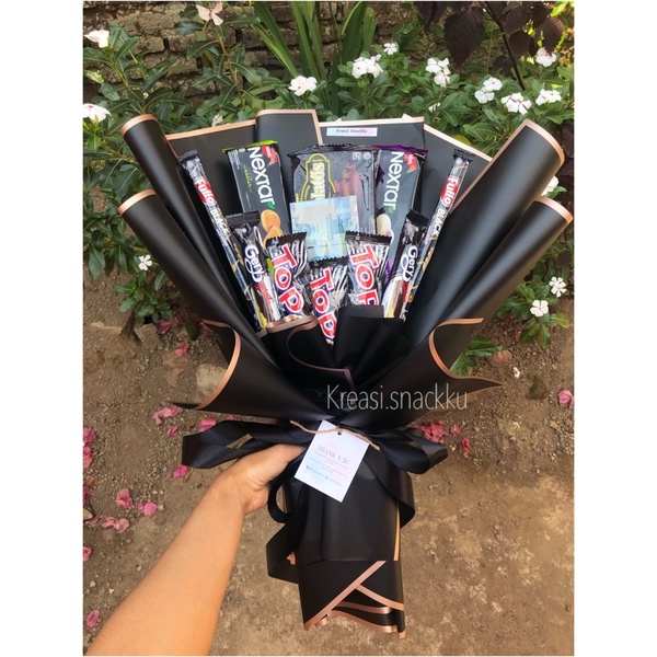 

Buket snack serba hitam (tanpa isian uangnya)